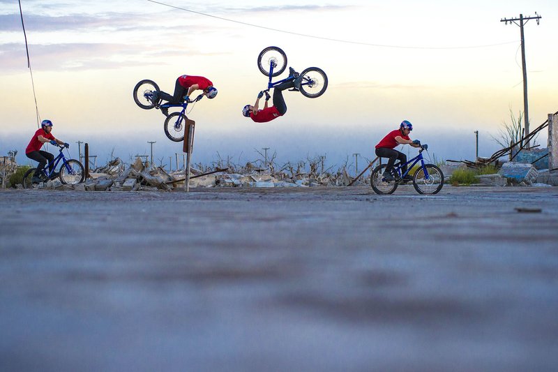 ο-danny-macaskill-κάνει-frontflip-στο-epecuén