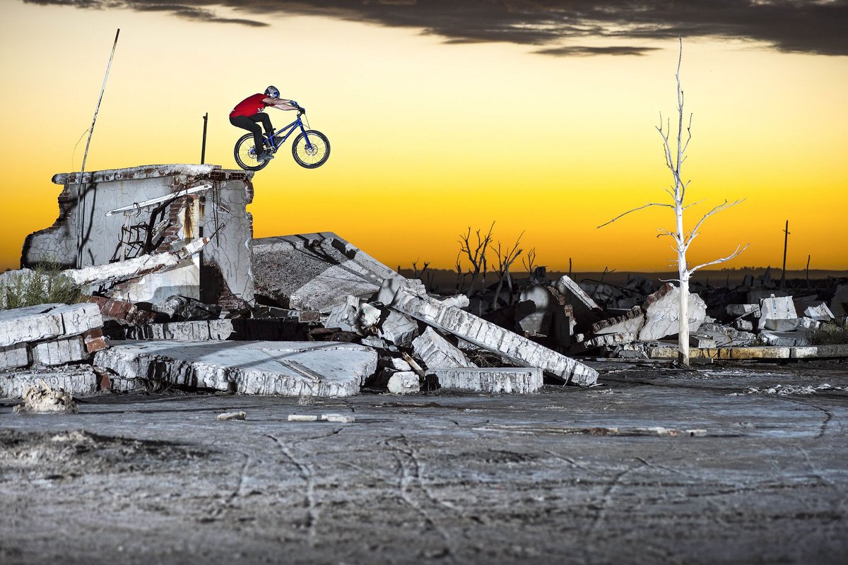 ο-danny-macaskill-στο-ηλιοβασίλεμα-του-epecuén